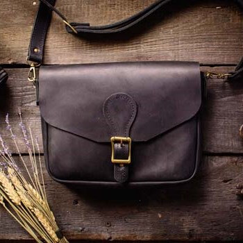 Черная женская сумка кроссбоди из кожи