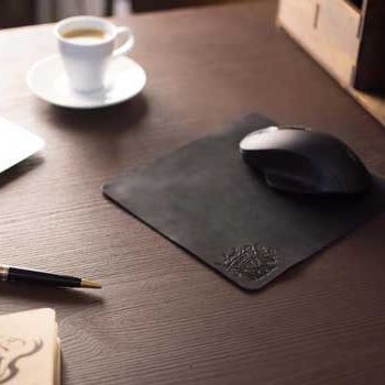 Кожаный коврик для мыши с тиснением
