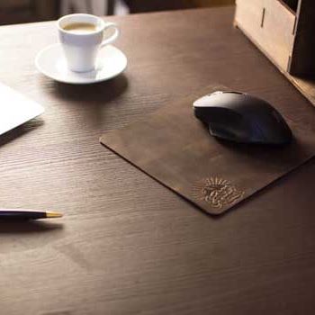 Кожаный коврик для мыши с тиснением