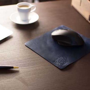 Кожаный коврик для мыши с тиснением