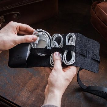 Черный чехол для проводов и зарядки