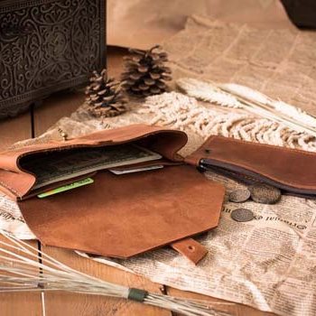 Кожаный женский кошелек коньячного цвета