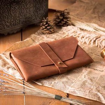 Кожаный женский клатч коньячного цвета