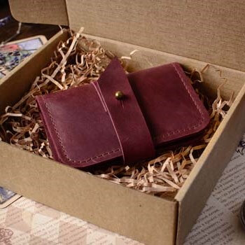 Кожаный картхолдер бордового цвета