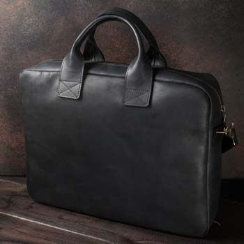 Черная сумка из кожи ноутбук