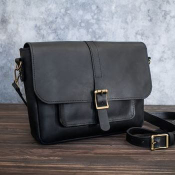 Женская кожаная сумка кросс боди черного цвета