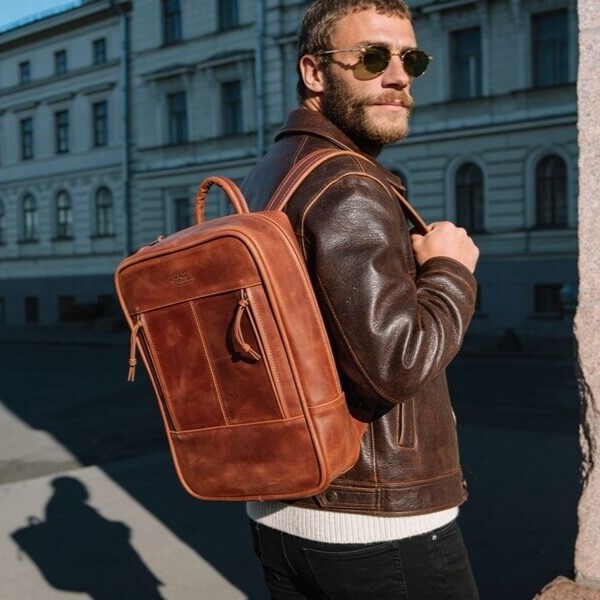 ДЕРЗКИЙ ОЛИВЕР - кожаный мужской рюкзак с отделом для ноутбука цвет Коньяк