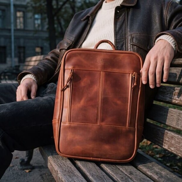 ДЕРЗКИЙ ОЛИВЕР - кожаный мужской рюкзак с отделом для ноутбука цвет Коньяк