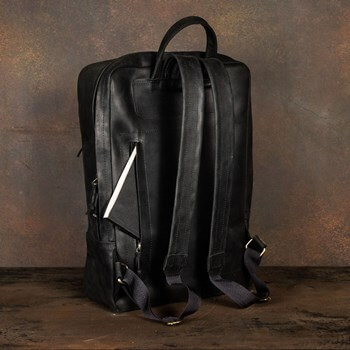 Черный кожаный рюкзак