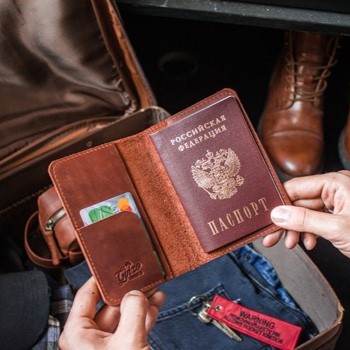 Обложка на паспорт из натуральной кожи цвета Коньяк