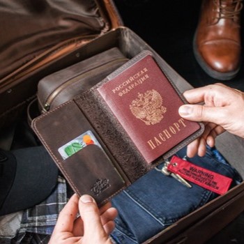 Обложка на паспорт с кармашком для карты из кожи