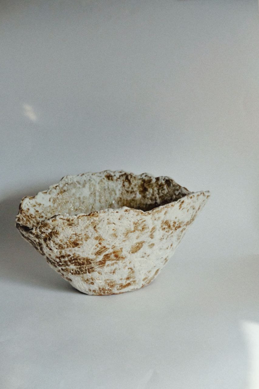 Интерьерная ваза «Белый рельеф»