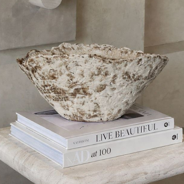 Интерьерная ваза «Белый рельеф»