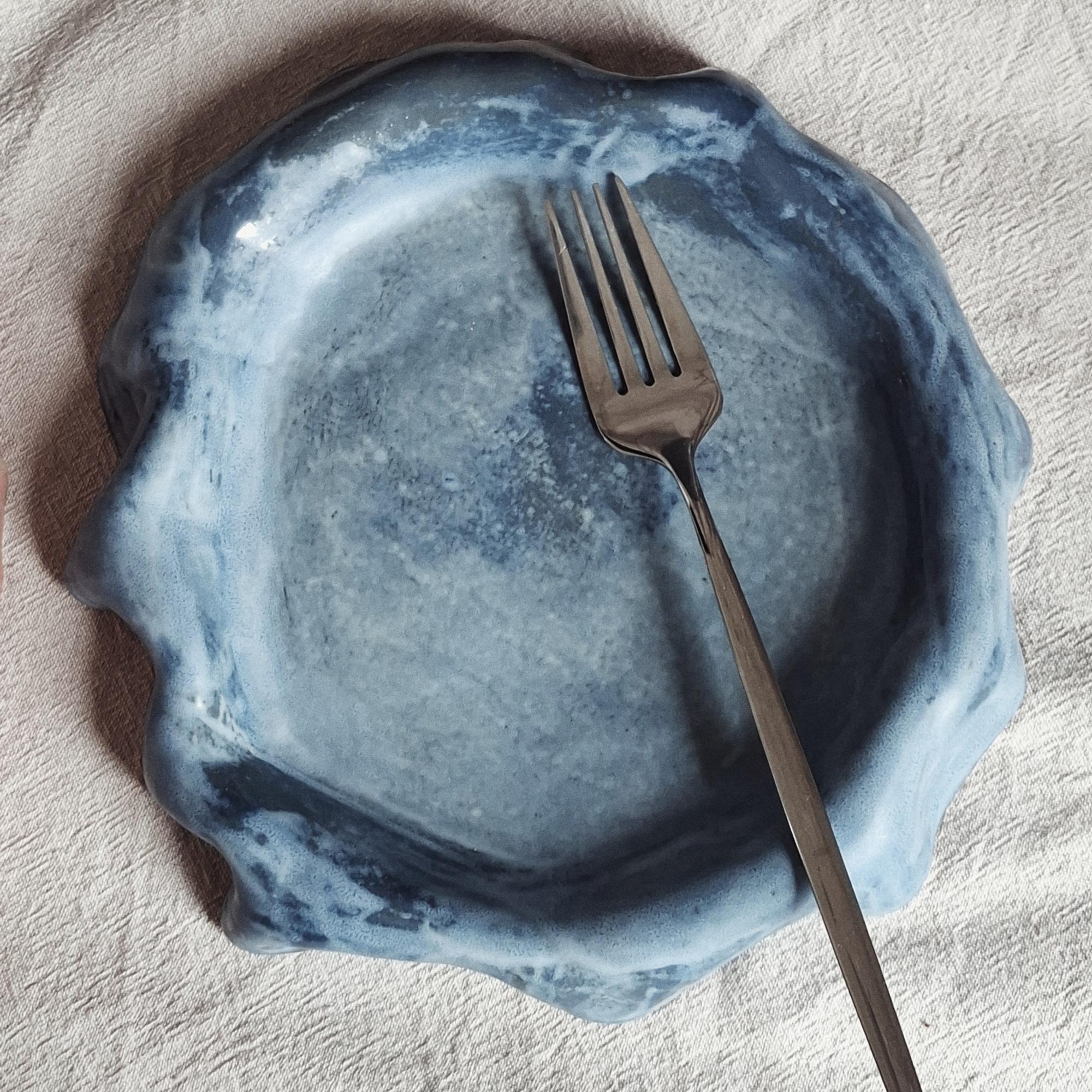 Тарелка с изогнутыми краями голубая