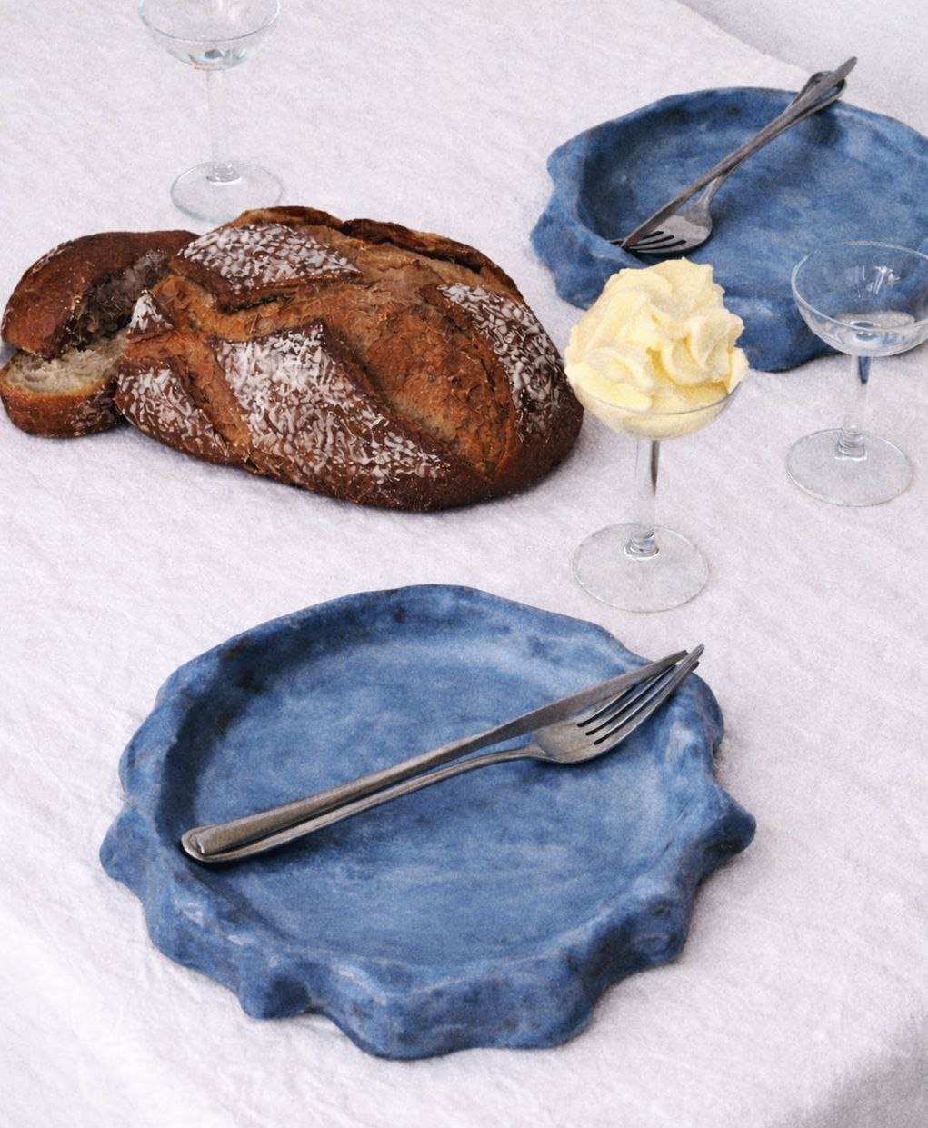 Тарелка с изогнутыми краями голубая