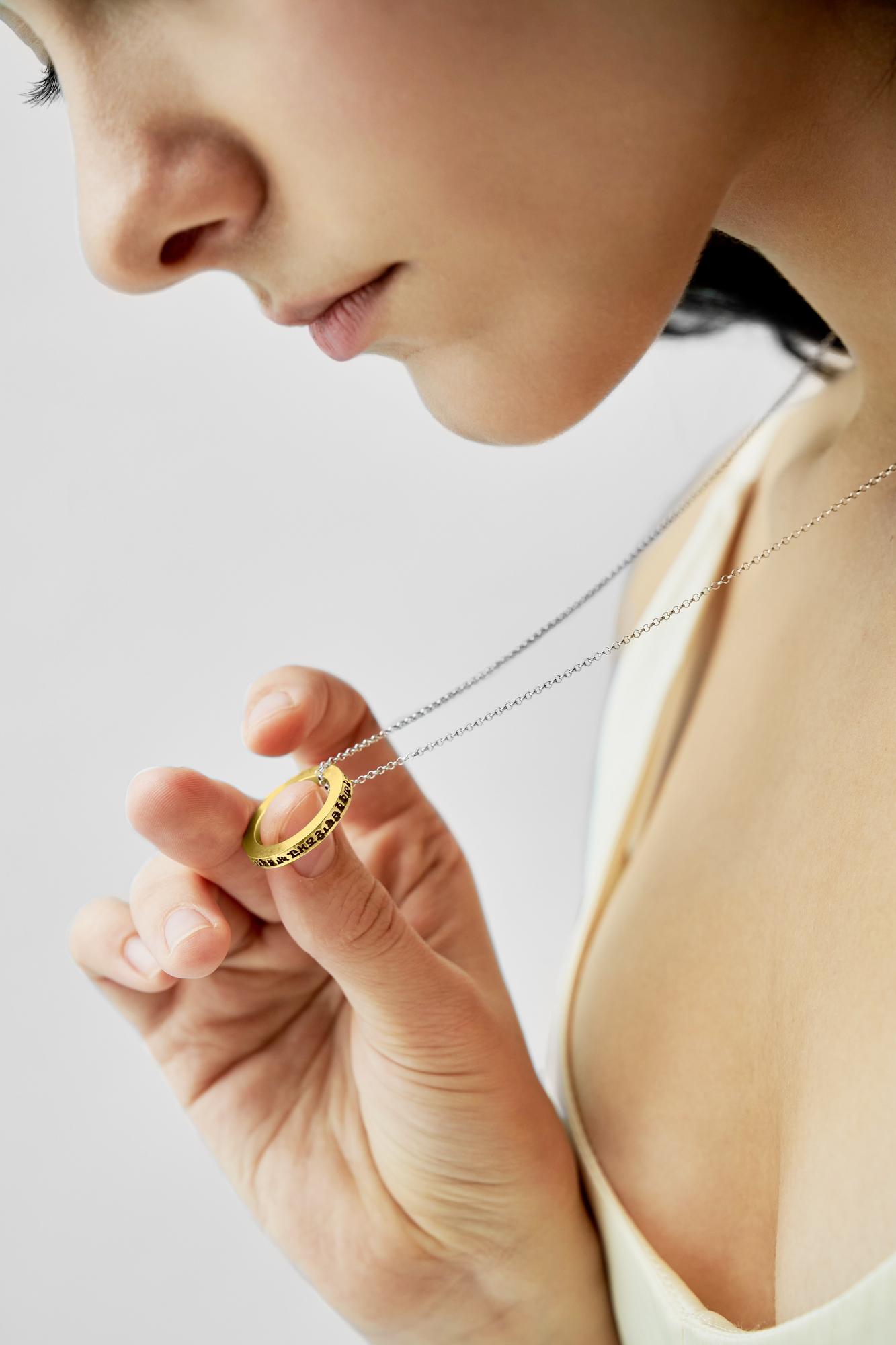 Подвеска 'Mantra' с защитной мантрой на цепочке позолота