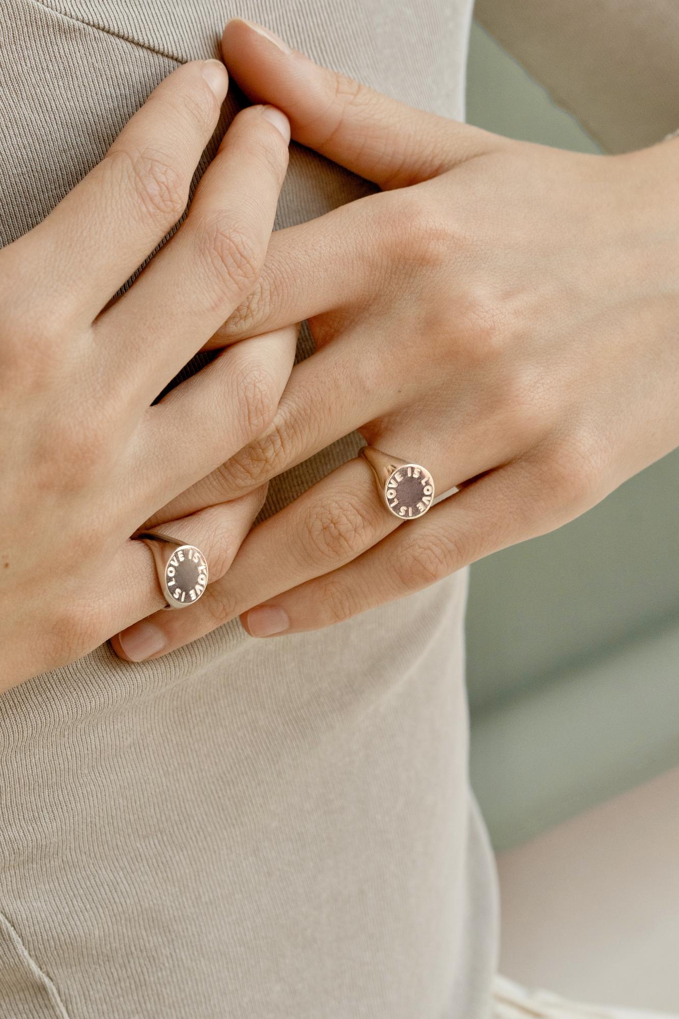 Кольцо-печатка' Love is Love' серебро 