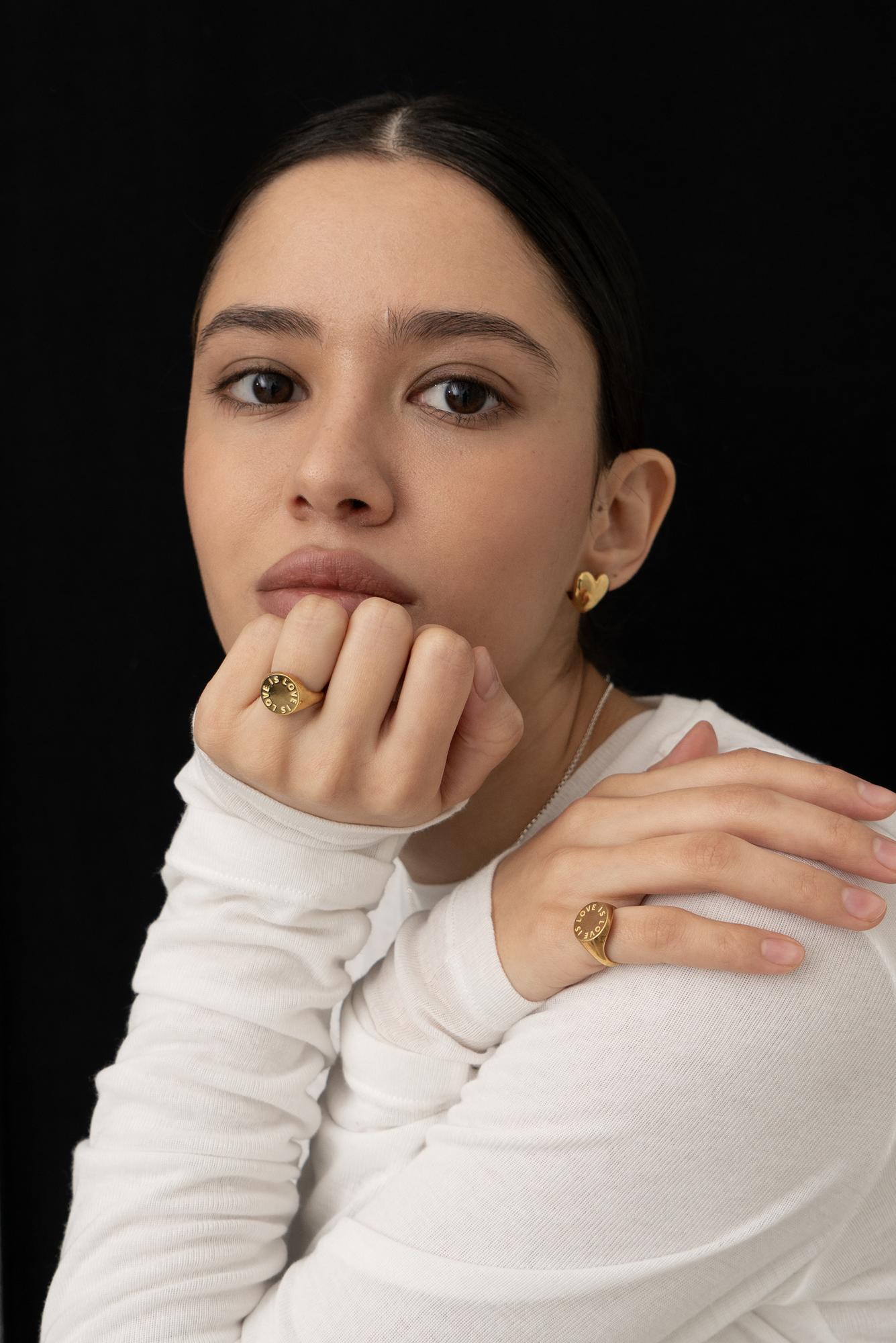 Кольцо-печатка 'Love is Love' позолота