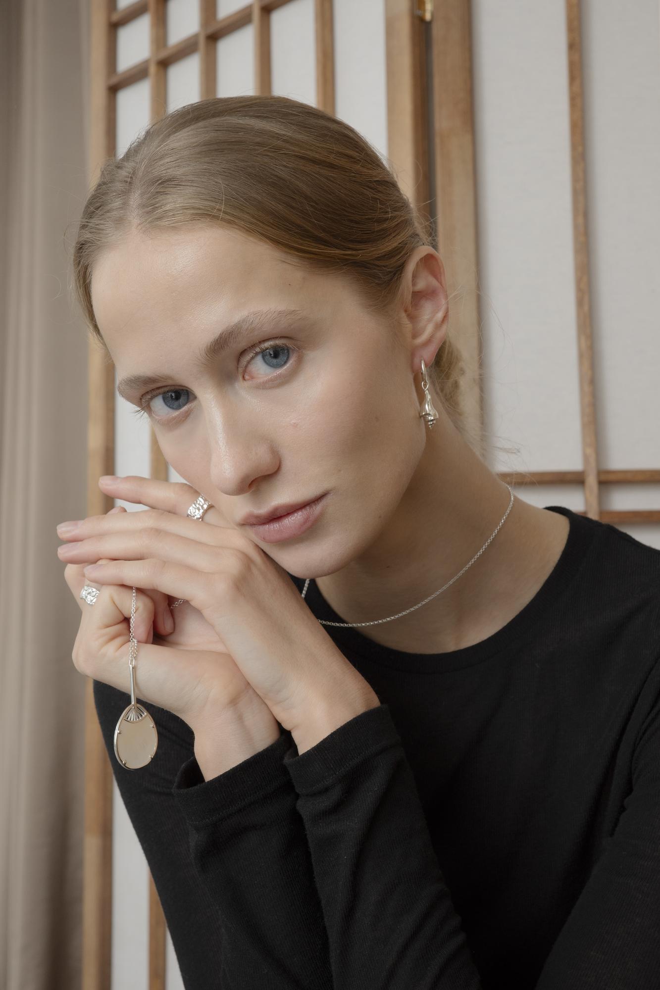 Подвеска Веер 'Белая Луна' с перламутром