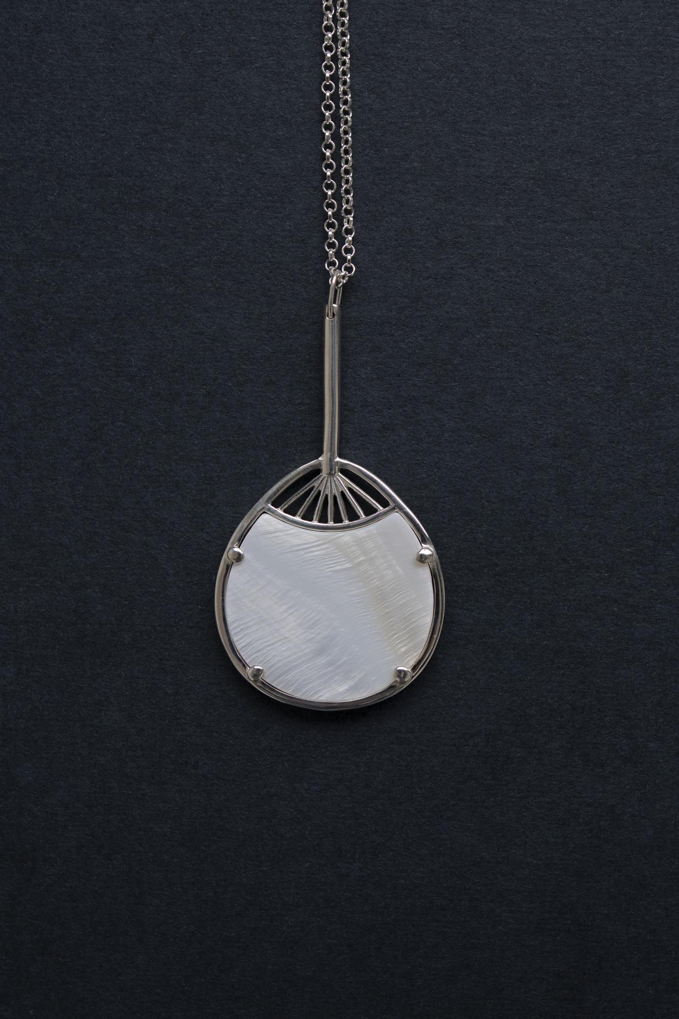 Подвеска Веер 'Белая Луна' с перламутром