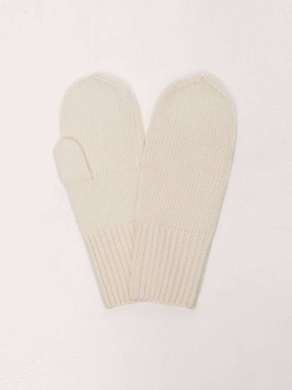 Варежки кремового цвета