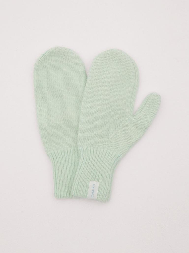 Варежки из ангоры светло-зеленого цвета