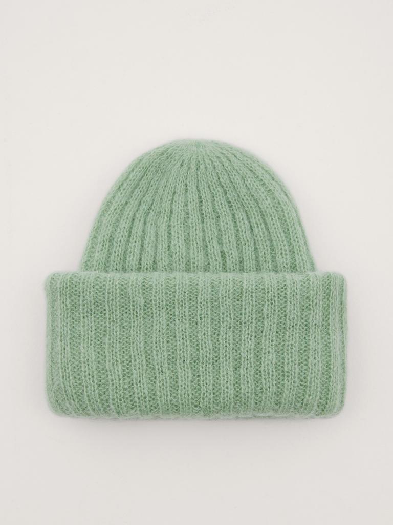 Объемная шапка светло-зеленого цвета