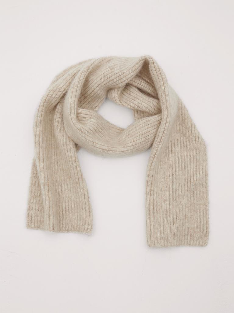 Шарф из объемной пряжи бежевого цвета