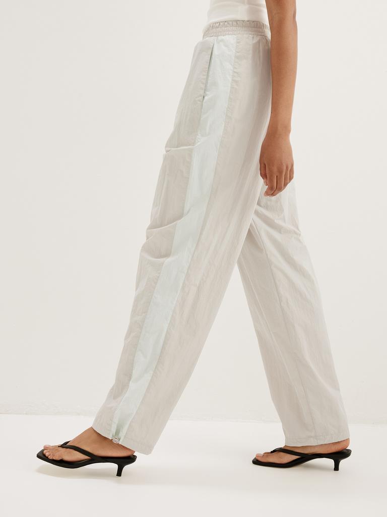 Спортивные брюки светло-серого цвета с бирюзовой вставкой