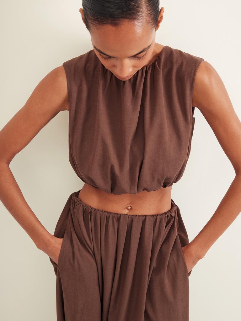 Топ со сборками коричневого цвета