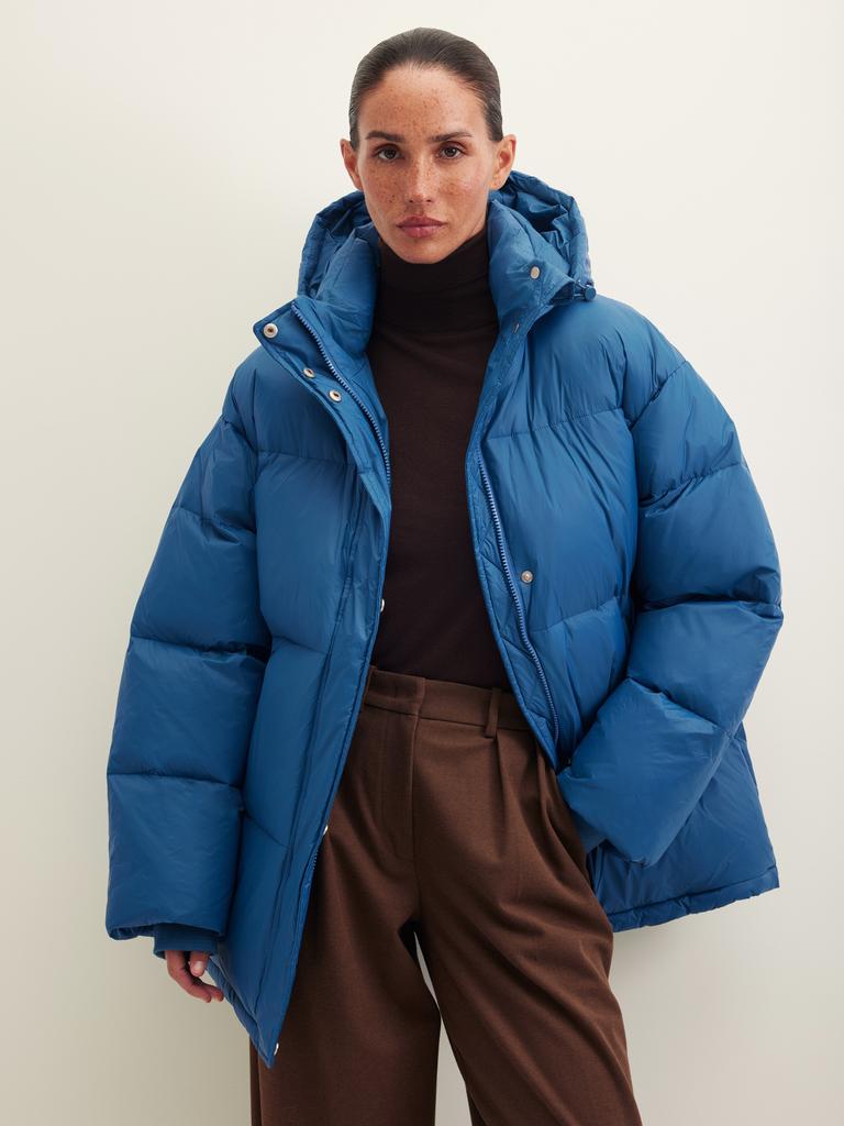 Пуховик с капюшоном синего цвета