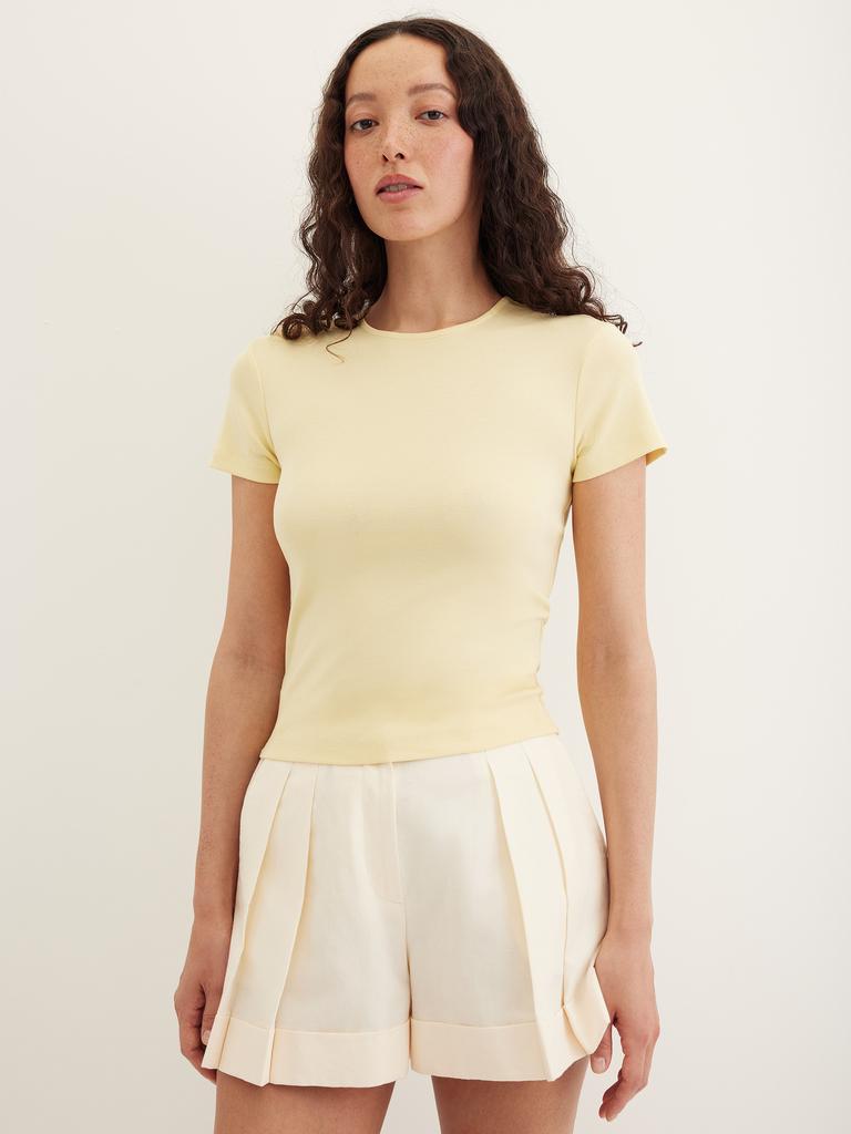 Футболка в рубчик желтого цвета