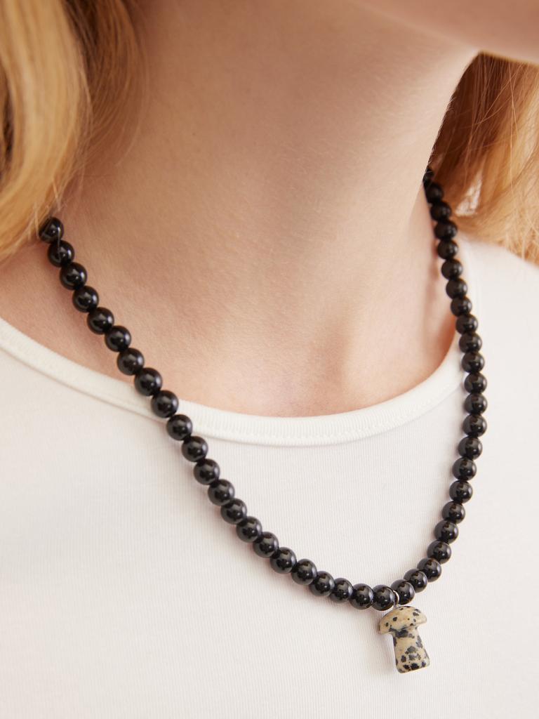 Бусы черного цвета с кулоном «гриб»