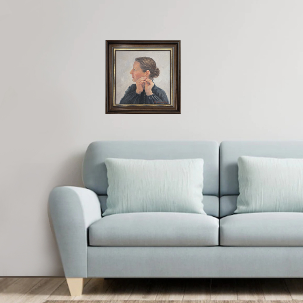 Женщина примеряющая серьги