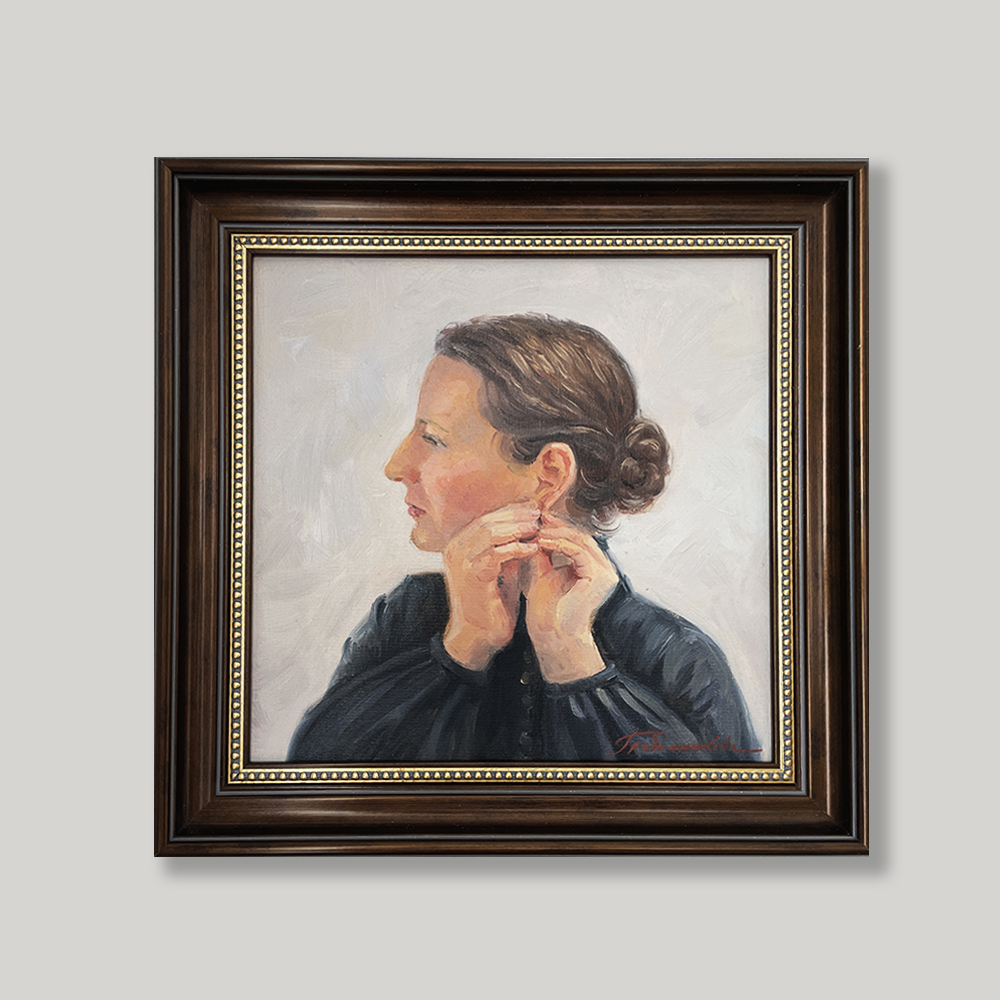 Женщина примеряющая серьги