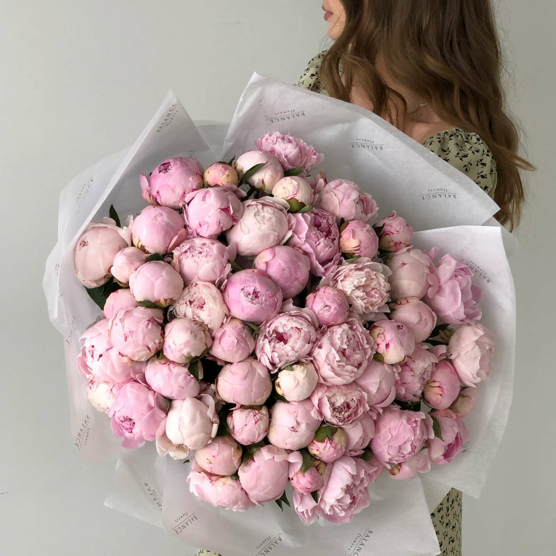 Букет розовых пионов сорта Сара Бернар