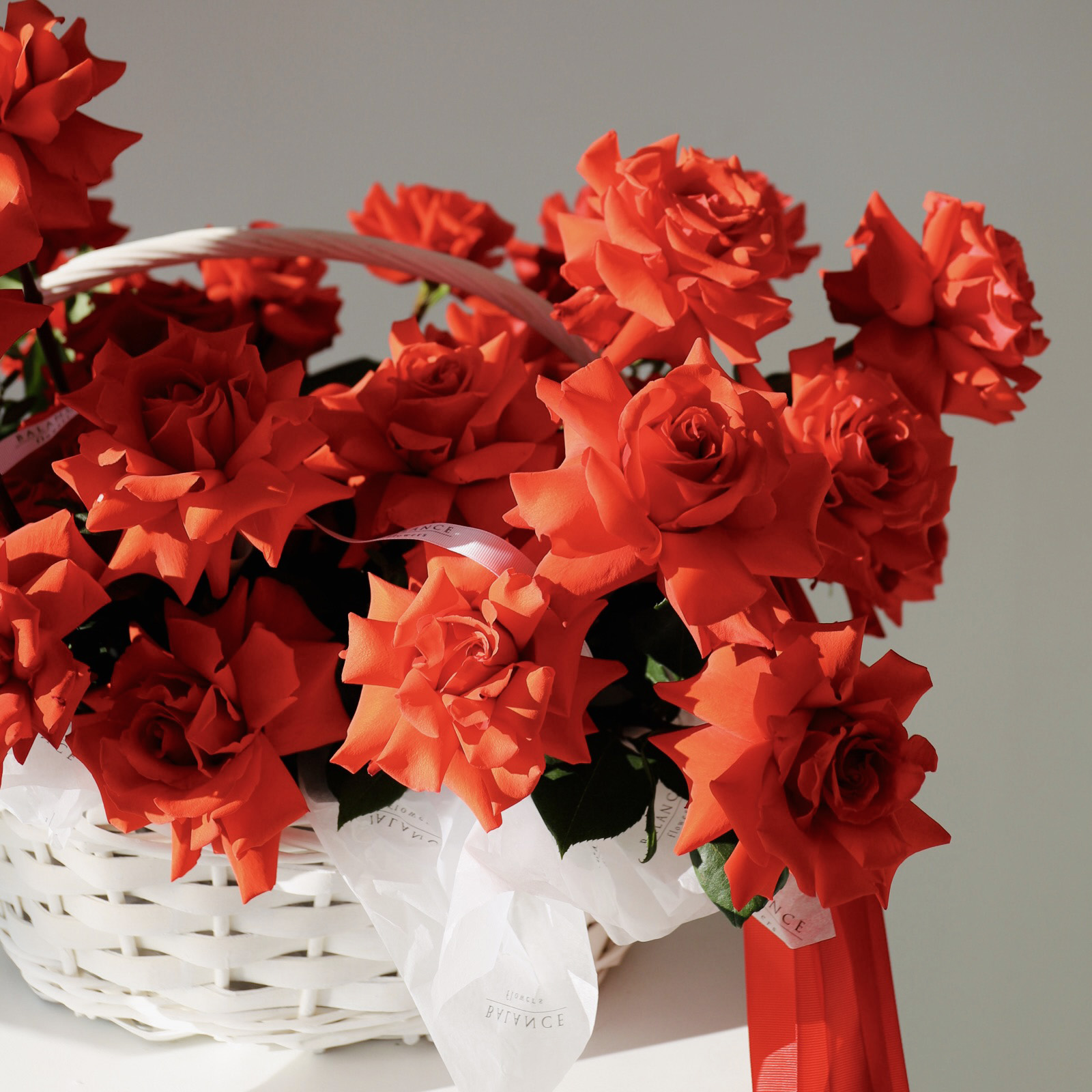 Корзина алых кружевных роз