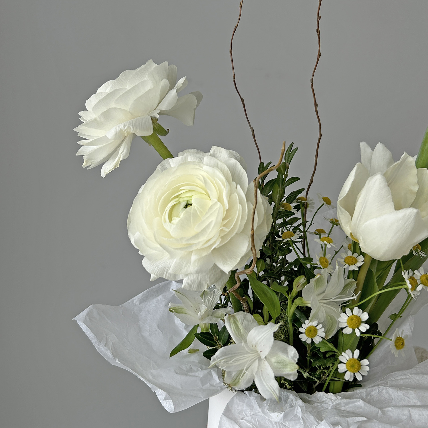 Композиция с тюльпанами и ранункулюсами