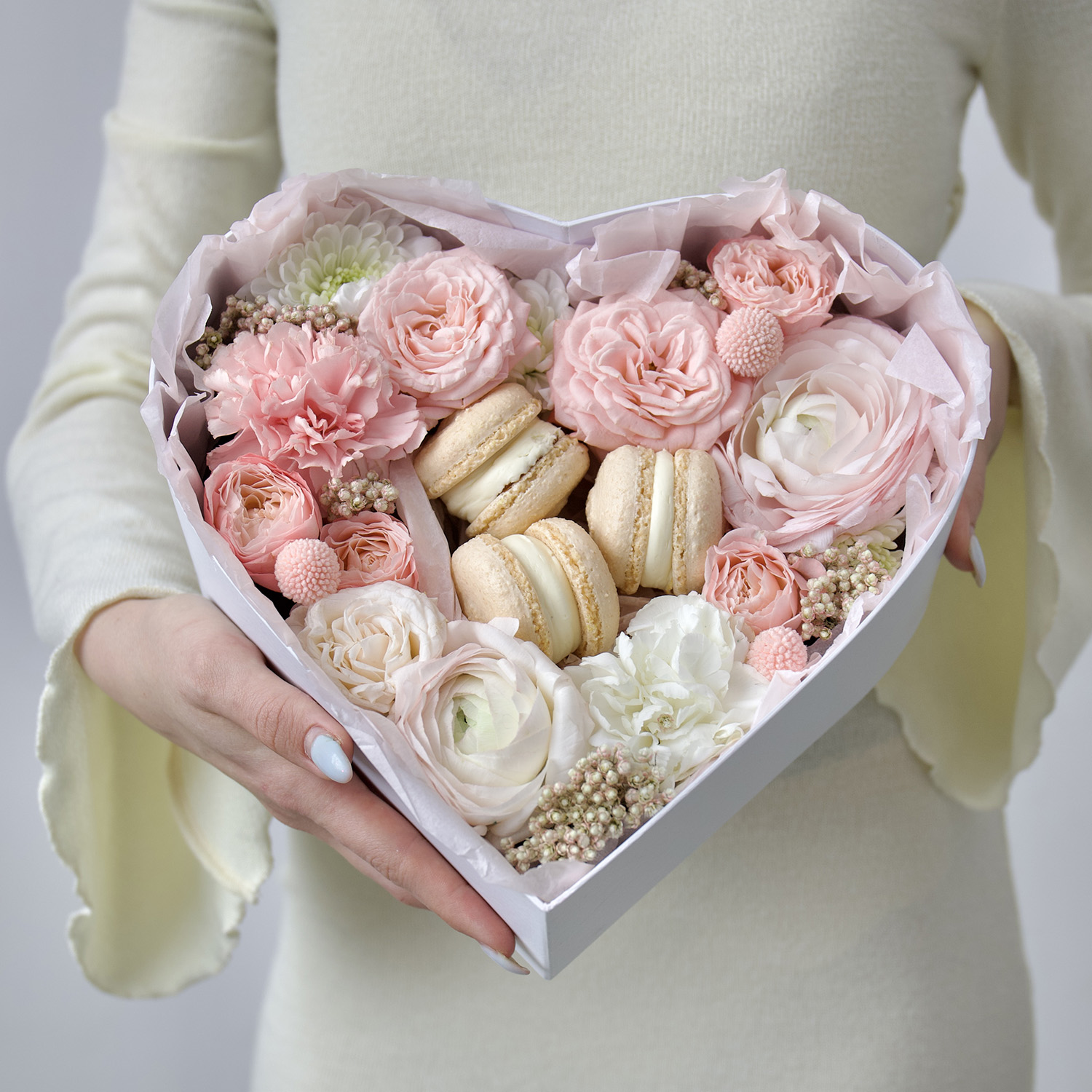 Сердце из цветов + макаронс