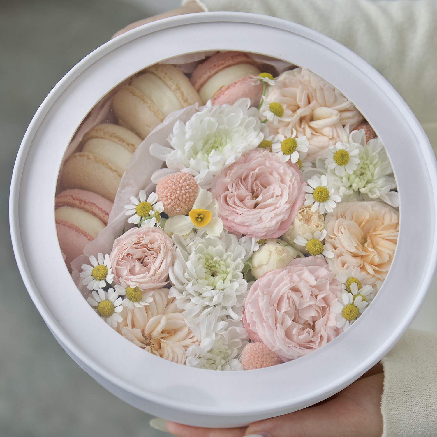 Круглая коробочка с цветами и макаронс