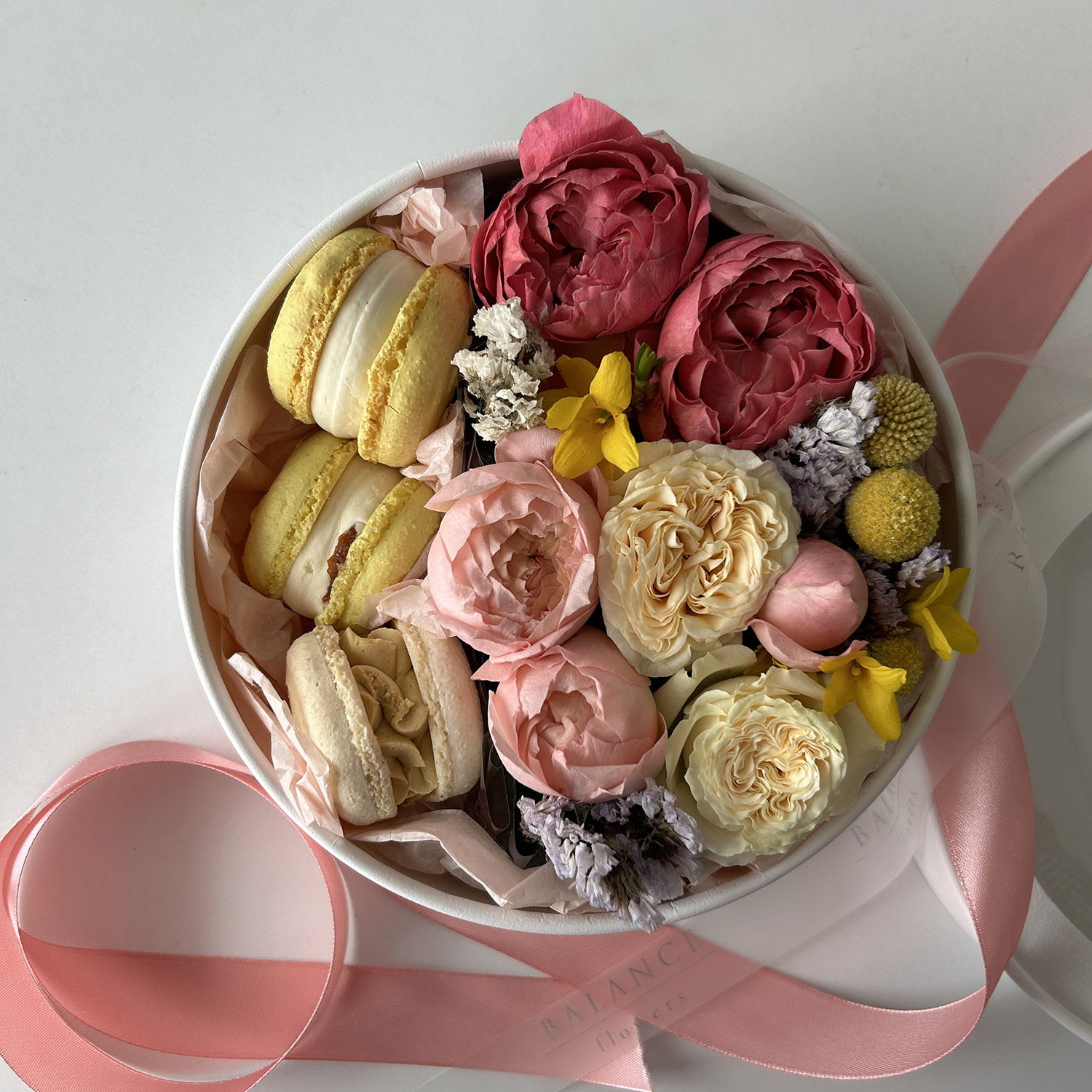 Круглая коробочка с цветами и макаронс