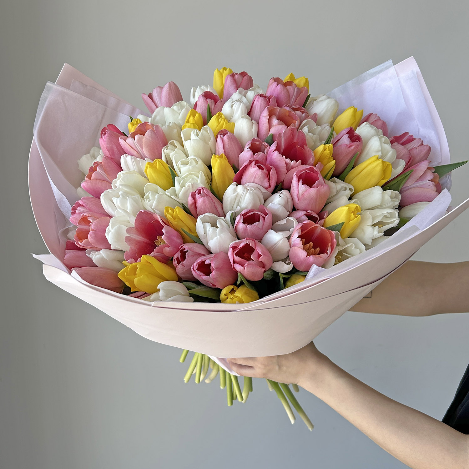Букет тюльпанов микс (белые, розовые, желтые)