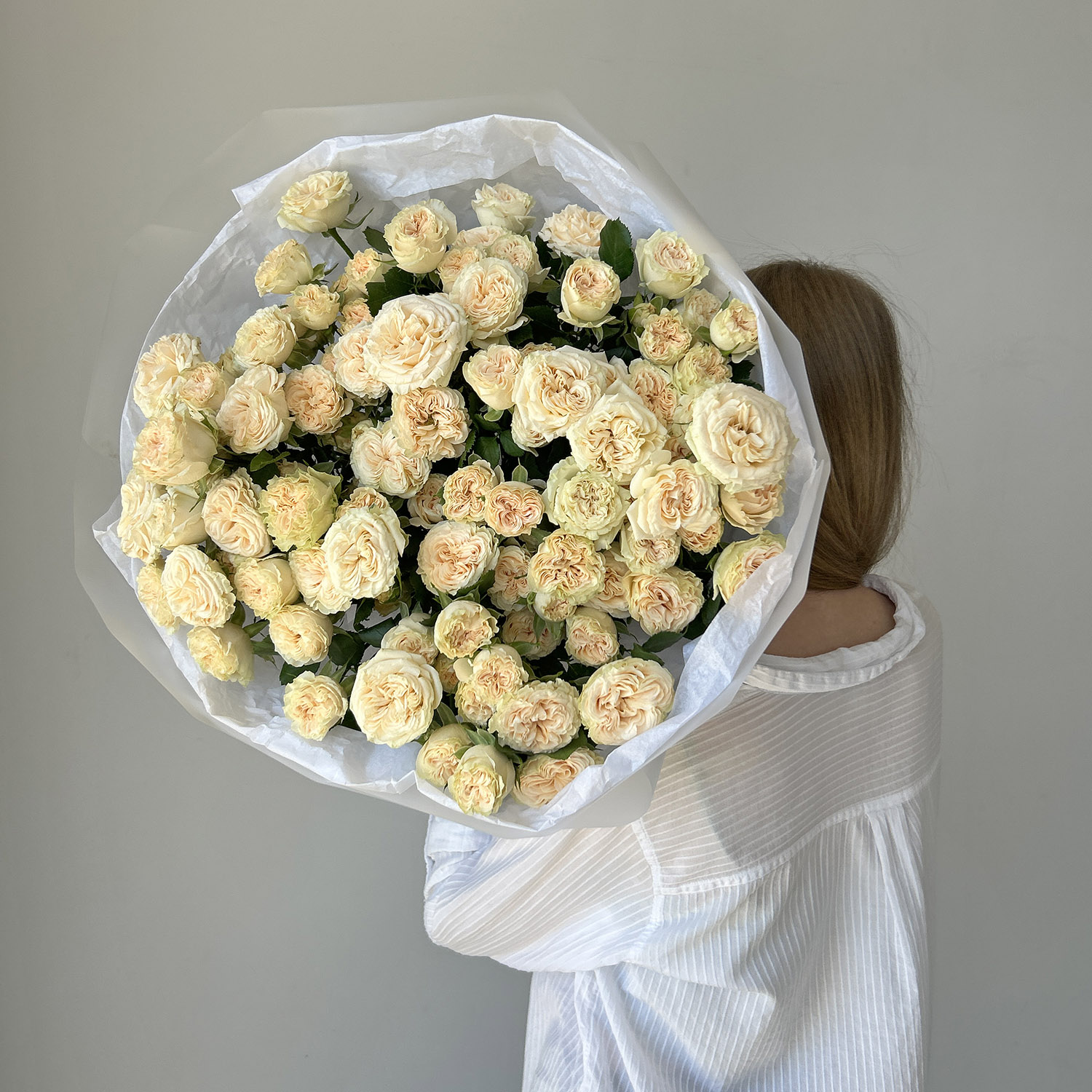 Пионовидные кустовые розы Саммер Роуз