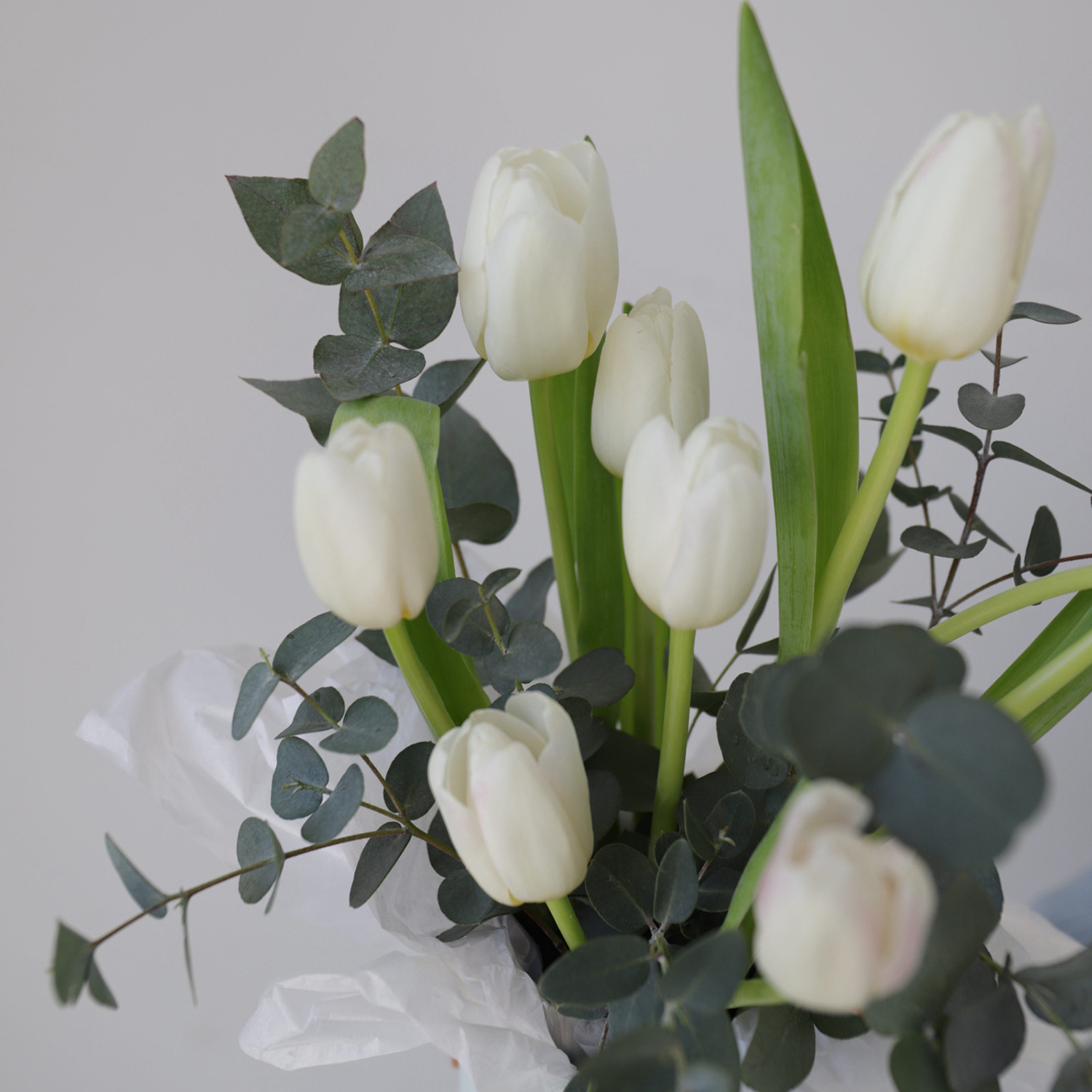 Композиция с белыми тюльпанами