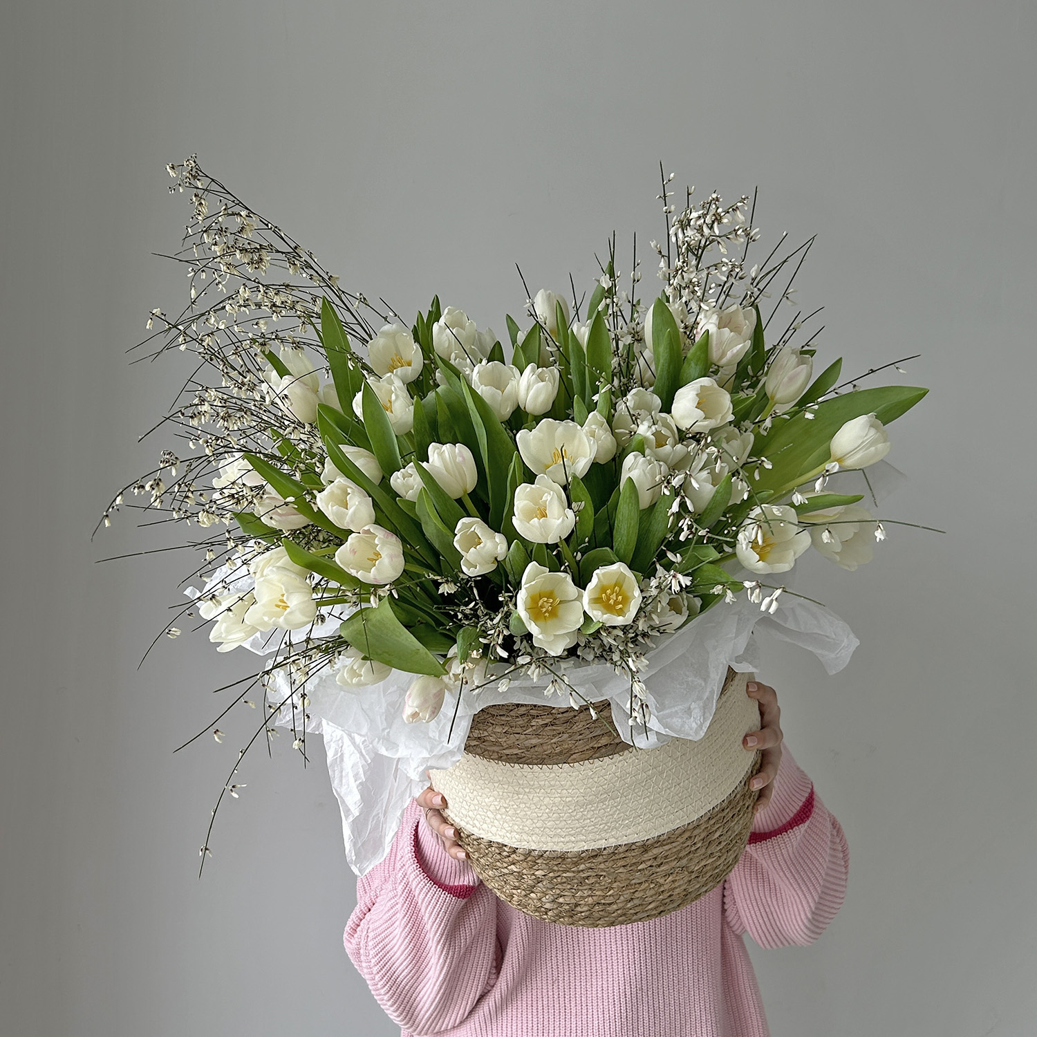 Большая корзина с тюльпанами