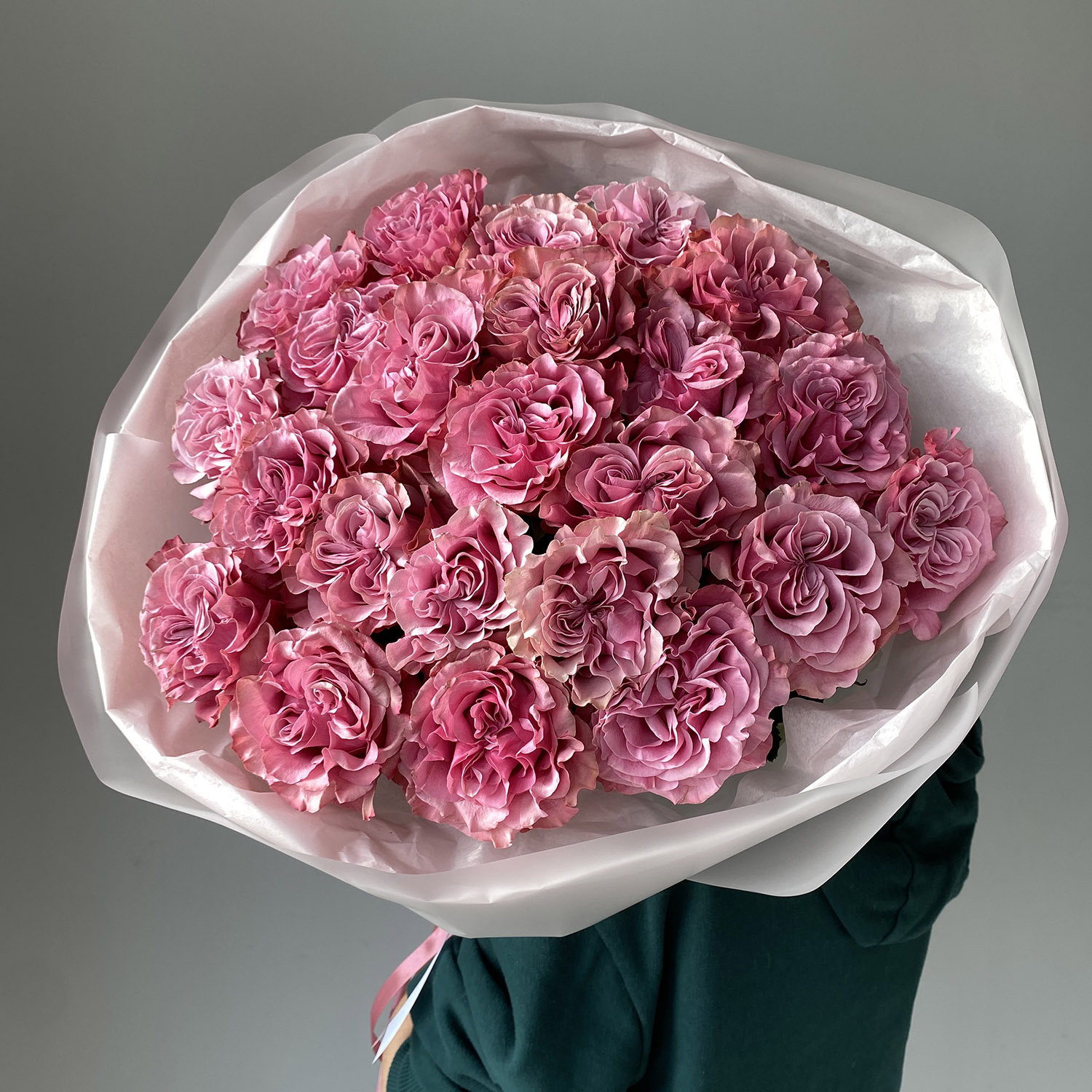 Пионовидные розы Кантри Блюз в классической упаковке