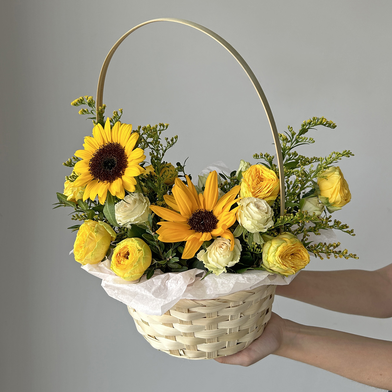 Корзина с подсолнухами "Солнечное настроение"