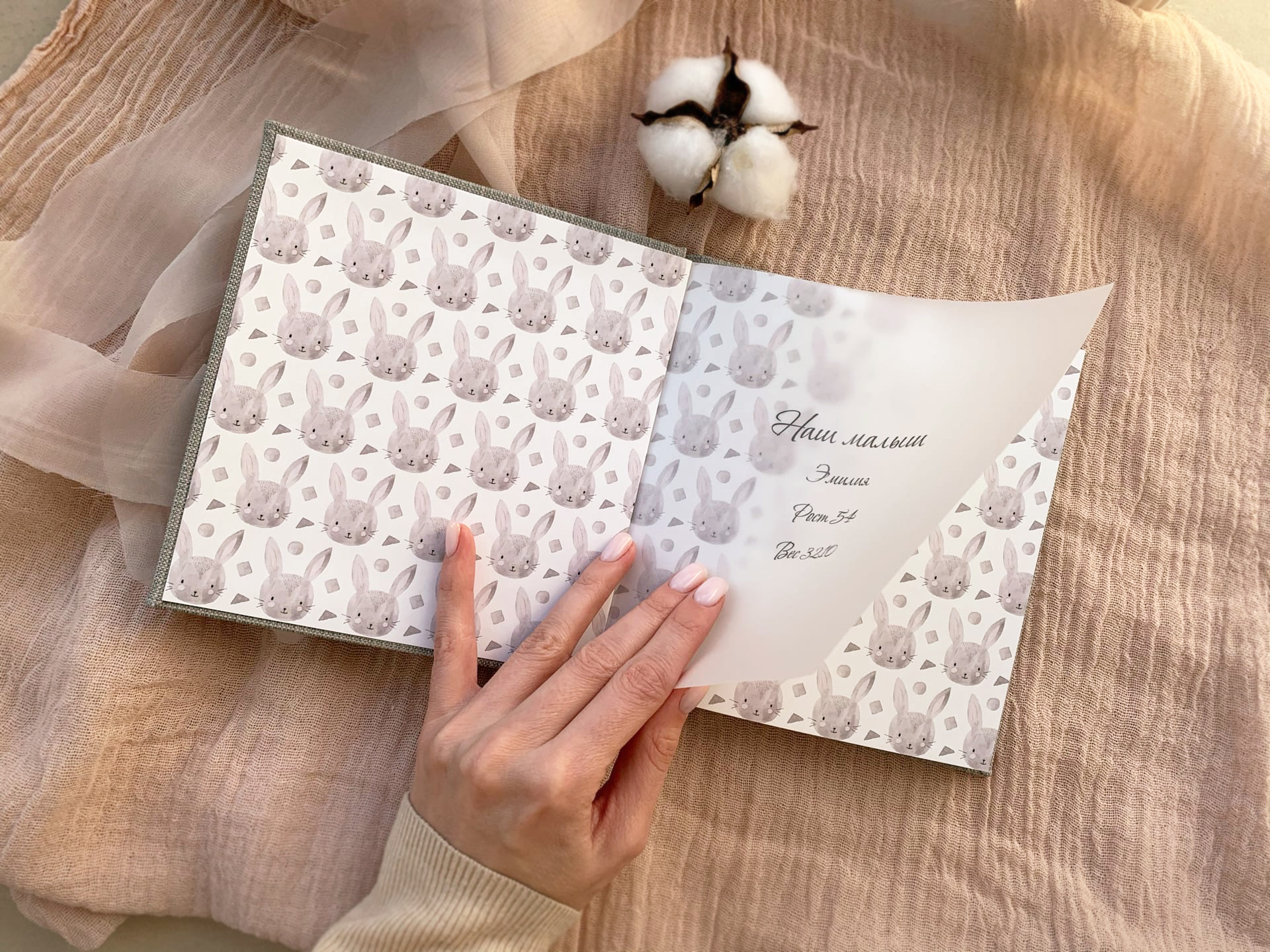 ФОТОЖУРНАЛ В КОЖАНОЙ ОБЛОЖКЕ С ТИСНЕНИЕМ 15Х15 см