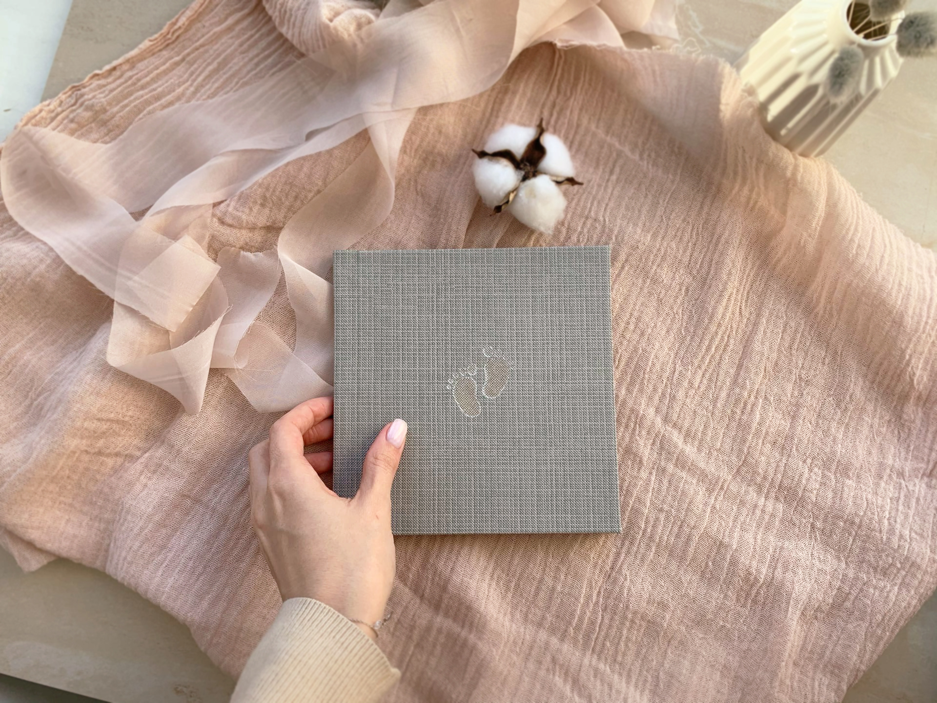 ФОТОЖУРНАЛ В КОЖАНОЙ ОБЛОЖКЕ С ТИСНЕНИЕМ 15Х15 см