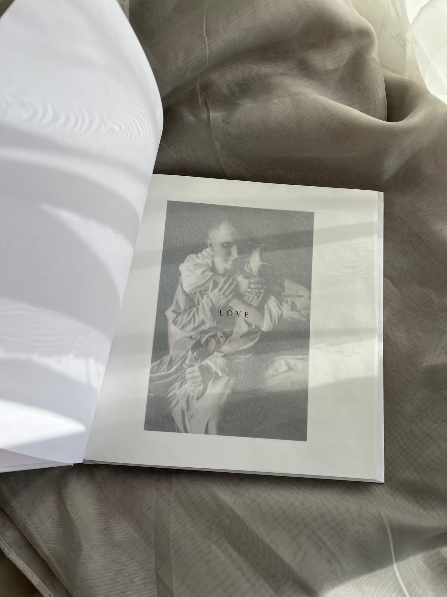 ФОТОЖУРНАЛ С МИНИМАЛИСТИЧНОЙ НАДПИСЬЮ